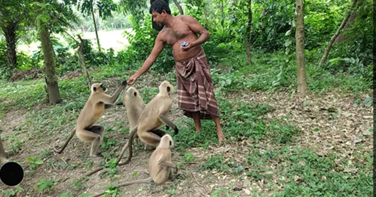 A villager is supplying food by the help of BASCO Foundation.